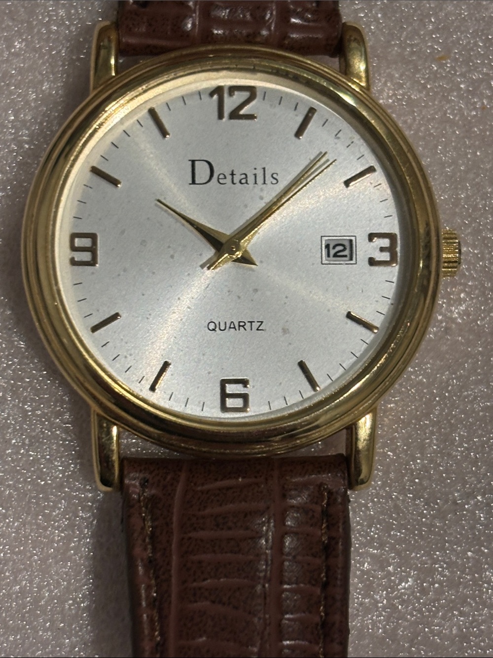 Tail Gold-Tone Round Watch with Silver Dial and Brown Leather Strap